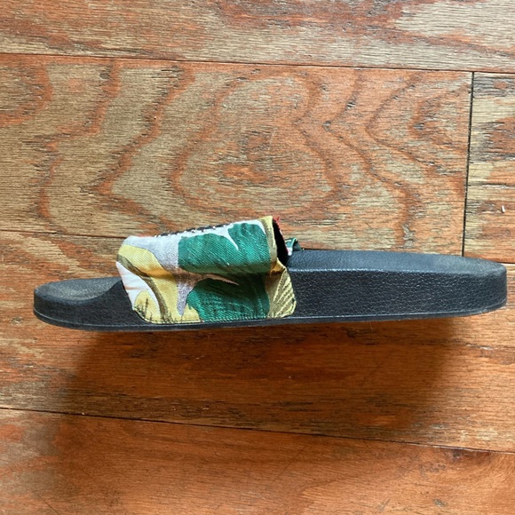 Embroidered Steve Madden slides - Picture 4 of 4
